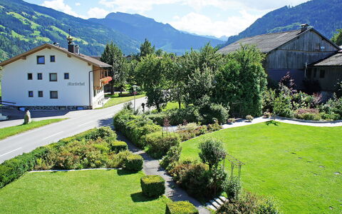 Aschau im Zillertal 495: Naturlige Landskab, Ejendom, Bjergrige Landskabsformer, Bjerg, Bjergkæde, Bjerglandsby, Hus, Græs, Lawn, Hjem