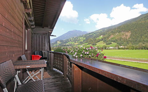Aschau im Zillertal 495: Ejendom, Bygning, Altan, Værelse, Ejendom, Hus, Arkitektur, Landskab, Bjerg, Ferie