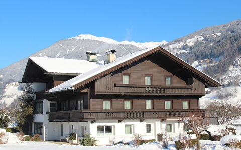 Aschau im Zillertal 495: Himmel, Sne, Bjerg, Bygning, Plante, Vindue, Hus, Træ, Hældning, Tag