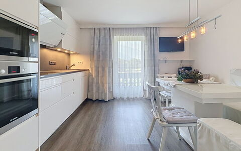 Aschau im Zillertal 495: Møbel, Indretning, Køkken, Gulvbelægning, Countertop, Træ, Loft, Etage, Køkken Apparat, Cabinetry