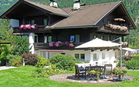 Aschau im Zillertal 495: Plante, Bygning, Ejendom, Vindue, Hus, Træ, Græs, Sommerhus, Tag, Boligområde
