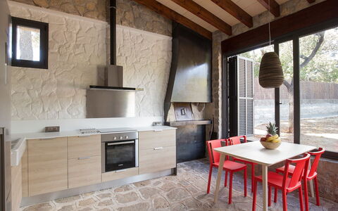 Can Coll: Værelse, Ejendom, Møbel, Bygning, Indretning, Countertop, Hus, Etage, Køkken, Flise