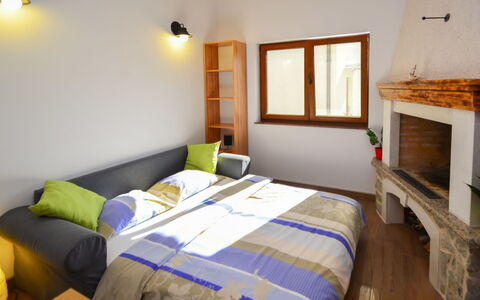Ante: Soveværelse, Seng, Værelse, Møbel, Ejendom, Sengetøj, Bed Frame, Sengetøj, Væg, Bygning
