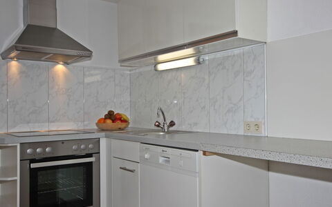 Berneckblick: Countertop, Værelse, Køkken, Ejendom, Cabinetry, Flise, Møbel, Komfur, Indretning, Etage