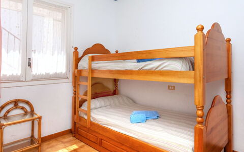 Nicolas: Køjeseng, Møbel, Vindue, Komfort, Bed Frame, Træ, Hus, Bygning, Indretning, Bejdse