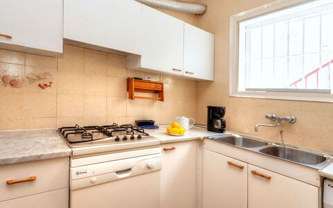Nicolas: Cabinetry, Countertop, Køkkenvask, Bygning, Vindue, Håndvask, Køkken, Komfur, Gaskomfur, Køkken Apparat