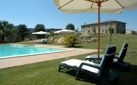 Villa Di Seripa: Ejendom, Svømmepøl, Ejendom, Bygning, Udvej, Skygge, Hus, Græs, Fritid, Backyard