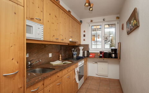 Chalet im Klusi: Countertop, Køkken, Træ, Cabinetry, Indretning, Gulvbelægning, Møbel, Etage, Værelse, Skab