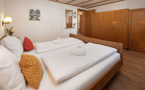 Chalet im Klusi: Indretning, Træ, Soveværelse, Seng, Møbel, Gulvbelægning, Loft, Etage, Sengetøj, Bed Frame