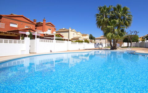 Calpe Calp 410: Vand, Himmel, Ejendom, Svømmepøl, Plante, Azure, Træ, Bygning, Krop Af Vand, Hus