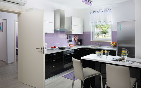Ana: Værelse, Møbel, Indretning, Køkken, Ejendom, Cabinetry, Countertop, Bygning, Etage, Loft