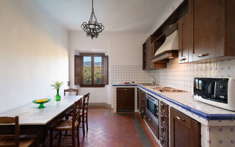 Villa Sieve: Indretning, Træ, Gulvbelægning, Møbel, Køkken, Værelse, Etage, Countertop, Hjem, Cabinetry