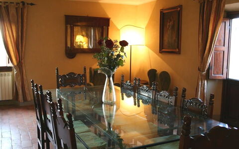 Villa Sieve: Ejendom, Værelse, Spisestue, Bygning, Bord, Indretning, Ejendom, Møbel, Hus, Restaurant