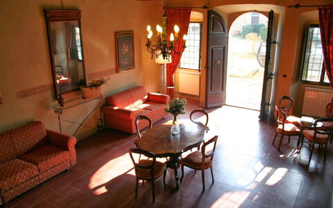 Villa Sieve: Værelse, Ejendom, Bygning, Hus, Indretning, Etage, Stue, Møbel, Ejendom, Bord