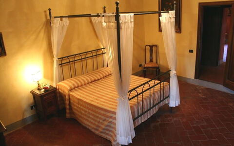 Villa Sieve: Seng, Møbel, Værelse, Soveværelse, Bed Frame, Ejendom, Hårdttræ, Himmelsenge, Himmelseng, Etage