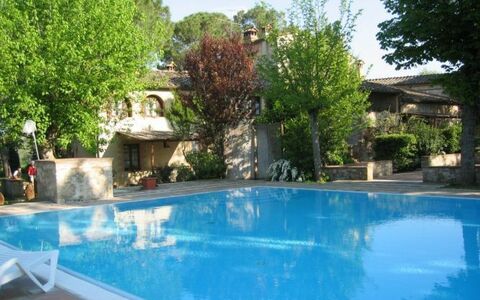 Borgo Santinovo: Svømmepøl, Ejendom, Fritid, Ferieby, Ejendom, Bygning, Fritidscenter, Backyard, Estate, Udvej