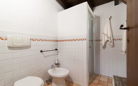 Salento Luxury Retreat: Bygning, Badeværelse, Sanitærarmatur, Indretning, Gulvbelægning, Etage, Væg, Vvs, Træ