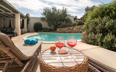 Salento Luxury Retreat: Vand, Sky, Himmel, Ejendom, Bordservice, Plante, Azure, Svømmepøl, Udendørs Møbler, Stol