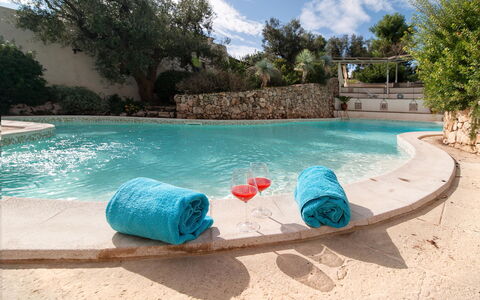 Salento Luxury Retreat: Vand, Plante, Himmel, Svømmepøl, Sky, Blå, Azure, Træ, Fritid, Aqua