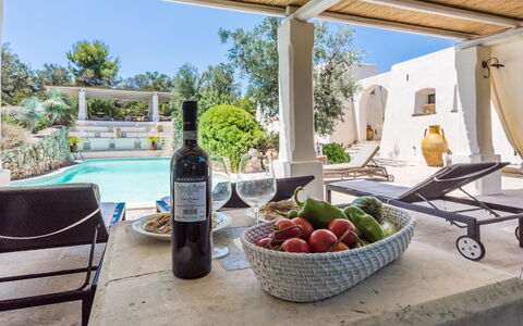 Salento Luxury Retreat: Mad, Bord, Ejendom, Plante, Bordservice, Himmel, Flaske, Countertop, Frugt, Skygge