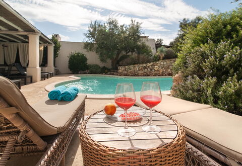 Salento Luxury Retreat: Vand, Sky, Himmel, Ejendom, Bordservice, Plante, Azure, Svømmepøl, Udendørs Møbler, Stol