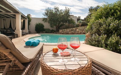 Salento Luxury Retreat: Vand, Sky, Himmel, Ejendom, Bordservice, Plante, Azure, Svømmepøl, Udendørs Møbler, Stol