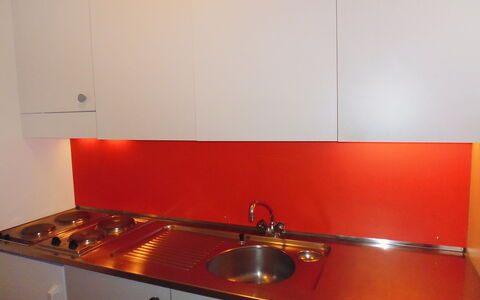 Disentis 100: Countertop, Cooktop, Køkkenvask, Håndvask, Køkken, Orange, Ejendom, Værelse, Cabinetry, Flise