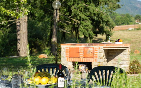 Villa Cinzia: Plante, Bord, Ejendom, Møbel, Bordservice, Stol, Natur, Grøn, Træ, Udendørs Bord