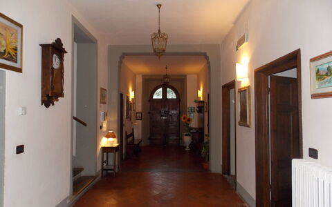 Villa i Cedri: Ejendom, Værelse, Bygning, Hårdttræ, Loft, Etage, Trægulve, Indretning, Hus, Arkitektur