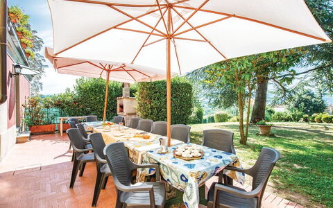 Villa i Cedri: Plante, Bord, Møbel, Ejendom, Stol, Himmel, Skygge, Træ, Udendørs Bord, Udendørs Møbler