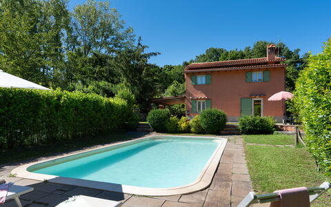 Villa Il Nido: Vand, Plante, Ejendom, Bygning, Himmel, Azure, Svømmepøl, Træ, Skygge, Vindue