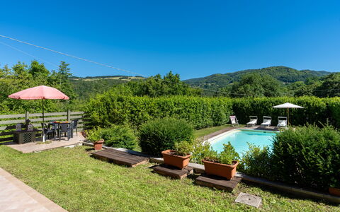 Villa Il Nido: Plante, Himmel, Vand, Naturlige Landskab, Svømmepøl, Skygge, Udendørs Møbler, Træ, Land Lot, Græs
