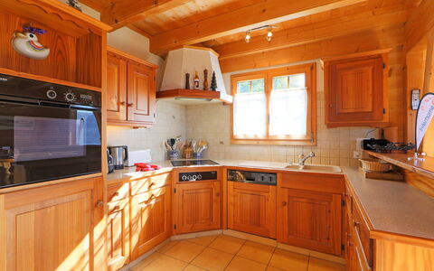 Chalet Zan-Fleuron: Countertop, Cabinetry, Værelse, Møbel, Ejendom, Køkken, Bygning, Hjem, Indretning, Loft