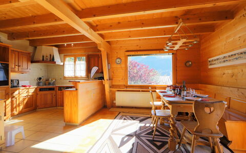 Chalet Zan-Fleuron: Værelse, Bygning, Ejendom, Indretning, Bjælke, Møbel, Hus, Etage, Loft, Bord