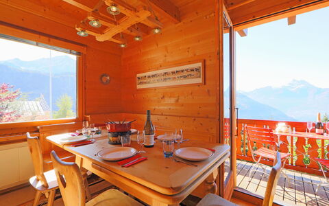 Chalet Zan-Fleuron: Værelse, Ejendom, Bygning, Bord, Møbel, Ejendom, Indretning, Hus, Spisestue, Hjem