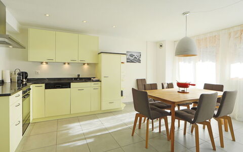 Susanna: Cabinetry, Møbel, Countertop, Bord, Stol, Træ, Komfur, Køkken Apparat, Belysning, Køkken