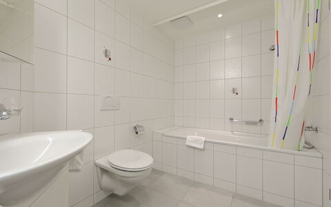 Susanna: Sanitærarmatur, Ejendom, Badeværelse, Purple, Bygning, Tap, Hus, Etage, Toilet