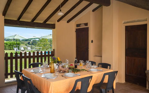 Villa La Collina: Bord, Møbel, Ejendom, Bordservice, Bygning, Stol, Indretning, Træ, Belysning, Dug