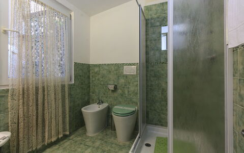 Diamonds & Rust: Badeværelse, Grøn, Ejendom, Værelse, Arkitektur, Ejendom, Indretning, Flise, Boligområde, Hus