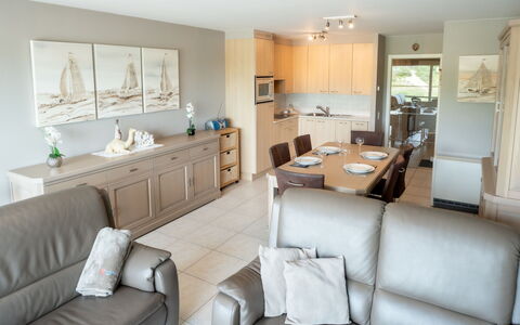 Lautrec 304 with Balcony: Couch, Møbel, Ejendom, Bord, Cabinetry, Billedramme, Stol, Indretning, Komfort, Stue
