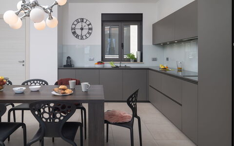 Villa Fasana: Møbel, Køkken, Indretning, Cabinetry, Countertop, Gulvbelægning, Lysarmatur, Loft, Hjem, Køkken Apparat