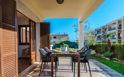 Es Trenc Pool-Beach House Xaloc 99: Plante, Møbel, Bord, Vindue, Himmel, Azure, Stol, Skygge, Træ, Indretning