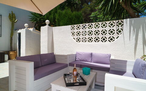 El Palmeral: Couch, Møbel, Ejendom, Purple, Plante, Skygge, Studio Couch, Rektangel, Stue, Indretning