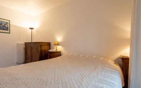 Isara: Møbel, Komfort, Træ, Etage, Bygning, Gulvbelægning, Seng, Hårdttræ, Bed Frame, Soveværelse