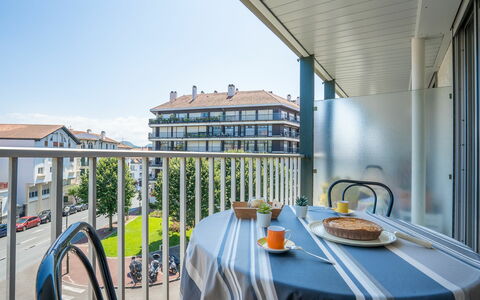 Isara: Himmel, Ejendom, Bord, Møbel, Bordservice, Bygning, Vindue, Stol, Indretning, Hus