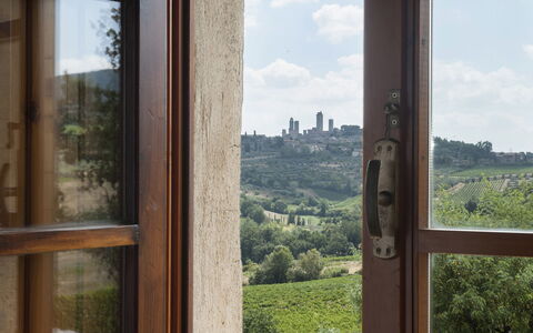 Agriturismo Paterno: Vindue, Hus, Himmel, Værelse, Glas, Træ, Træ, Dør, Arkitektur, Ejendom