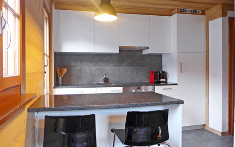 Chalet Castor: Countertop, Værelse, Ejendom, Møbel, Køkken, Bygning, Komfur, Cabinetry, Indretning, Hus