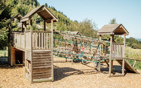 Chalet Castor: Himmel, Plante, Træ, Træ, Land Lot, Skygge, Fritid, Bygning, Landskab, Græs