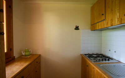 Borgo Maisale Camelia 160.1: Værelse, Ejendom, Countertop, Etage, Møbel, Hus, Gul, Bygning, Arkitektur, Indretning