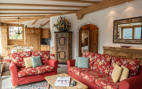St. Moritz 23: Bord, Møbel, Bordservice, Ejendom, Himmel, Stol, Textile, Indretning, Træ, Træ